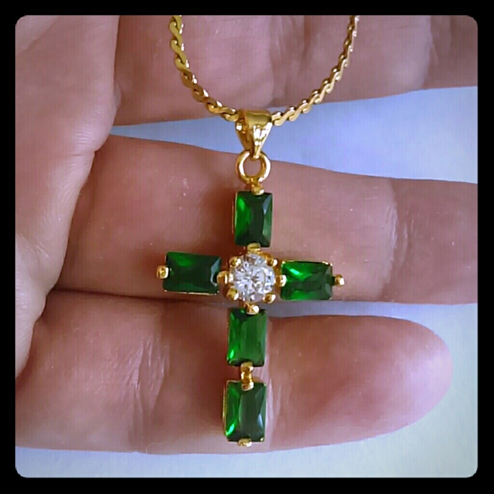 Vintage Emerald Green Cross pendant & Necklace